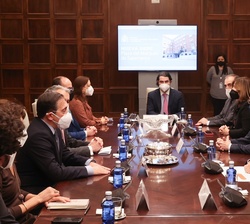 Su Majestad el Rey en el transcurso de la reunión previa a su visita a la nueva sede del MAEC